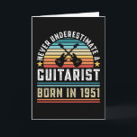 Tarjeta Guitarista nacido en 1951 70º cumpleaños regalo de<br><div class="desc">Nunca subestimes a un guitarista nacido en 1951. Regalo de cumpleaños 70 ideal para un guitarrista de 70 años y entusiasta de la música y guitarra que ama las guitarras. Presencia retro para hombres,  mujeres,  tu padre en el Día del Padre.</div>