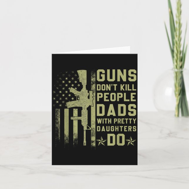 Tarjeta Guns Don't Kill People Dads With Pretty Daughters  (Anverso)