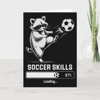 Tarjeta Habilidades de mapache de fútbol lindo cargando pu