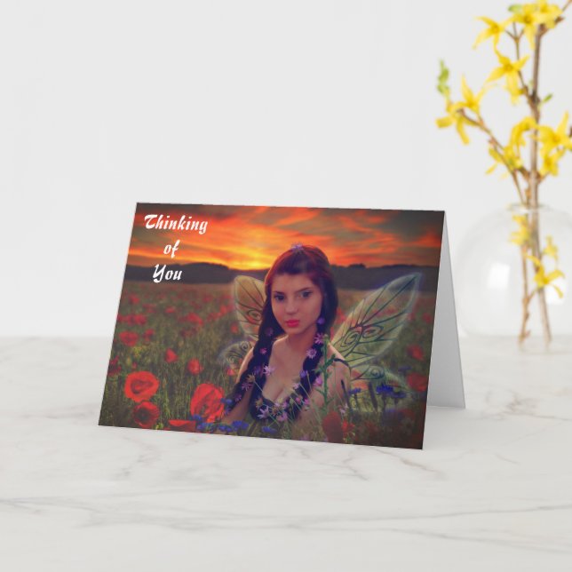 Tarjeta Hada al atardecer en un campo de amapolas Fantasía (flor amarilla)