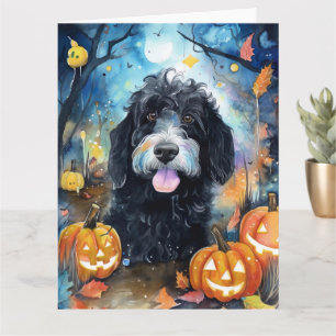 Tarjeta Halloween Bernedoodle con calabazas aterrador