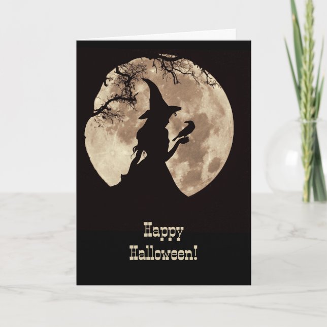 Tarjeta Halloween con bruja bonita y silueta de cuervo (Anverso)