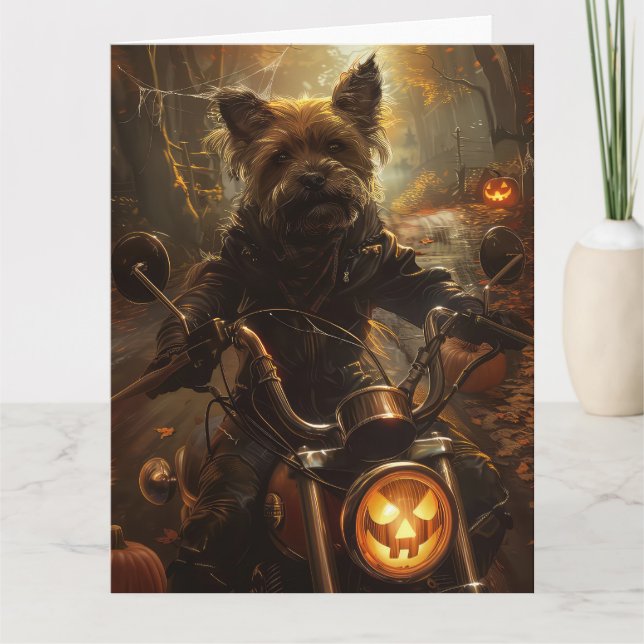 Tarjeta Halloween en motocicleta de un Terrier Australiano (Anverso)