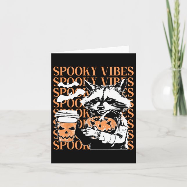 Tarjeta Halloween Funny Raccoon Spooky Vibes Coffee Pumpki (Anverso)