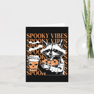 Tarjeta Halloween Funny Raccoon Spooky Vibes Coffee Pumpki