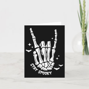 Tarjeta Halloween sobre las manos de Skeleton