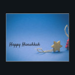 Tarjeta Hanukkah<br><div class="desc">Tarjeta de vacaciones con fondo azul y adornos</div>
