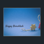 Tarjeta Hanukkah<br><div class="desc">Tarjeta de vacaciones con fondo azul y adornos</div>