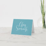 Tarjeta Hanukkah Blue Happy de moda<br><div class="desc">Estas tarjetas no fotográficas de moda Hanukkah muestran las palabras "Chag Sameach" en una tipografía de escritura elegante. Utilice los campos de plantilla para agregar su personalización. Una elección única y brillante para sus tarjetas de felicitación de vacaciones. Solicitar cantidades pequeñas o pedir a granel. Para ver más diseños como...</div>