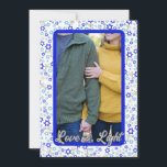 Tarjeta Hanukkah de fotos de amor y luz<br><div class="desc">Foto tarjeta Hanukkah con saludo de Amor y Luz y patrón de fondo dibujado a mano.</div>