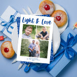 Tarjeta Hanukkah multifoto con guión ligero y amor<br><div class="desc">Esta moderna tarjeta de fotos de Hanukkah presenta un sencillo fondo blanco con un guión moderno de caligrafía en azul festivo. El saludo al frente dice "Luz y amor". Tiene capacidad para tres fotos (dos cuadradas y una horizontal) y funcionaría bien en color o en blanco y negro. En la...</div>