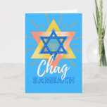 Tarjeta Hanukkah Sameach Menorah Star of David Card<br><div class="desc">Chag Sameach,  tarjeta de felicitación Happy Hanukkah con una gran estrella de David y una menorah con rayos de luz. Gráficos modernos y tarjeta de aspecto contemporáneo para Hanukkah. Arte,  imagen y verso copyright © Shoaff Ballanger Studios,  2022.</div>