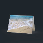 Tarjeta Happy Holidays Ocean Beach<br><div class="desc">Mensaje de texto de Happy Holidays sobre la arena del océano con surf espumoso.</div>