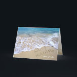 Tarjeta Happy Holidays Ocean Beach<br><div class="desc">Mensaje de texto de Happy Holidays sobre la arena del océano con surf espumoso.</div>