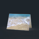 Tarjeta Happy Holidays Ocean Beach<br><div class="desc">Mensaje de texto de Happy Holidays sobre la arena del océano con surf espumoso.</div>