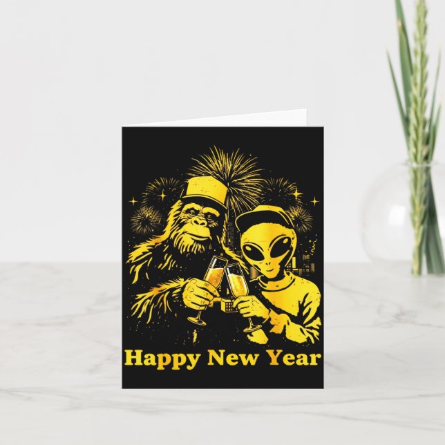 Tarjeta Happy New Year 2026 Bigfoot Alien Lovers New Years (Anverso)