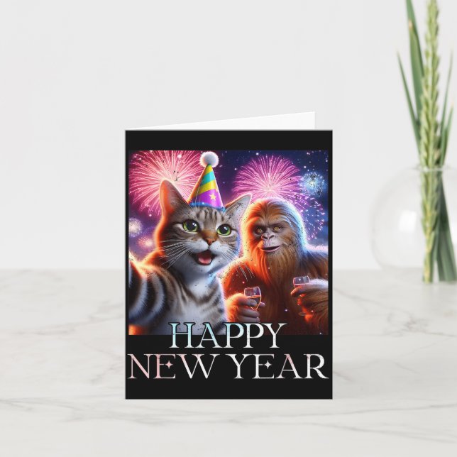 Tarjeta Happy New Year 2026 Funny Cat Bigfoot Party Art  (Anverso)