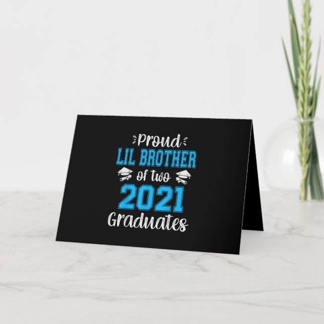 Tarjeta Hermano Menor Divertido y Orgulloso de los Graduad (Anverso)