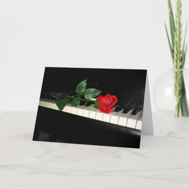 Tarjeta Hermosa rosa roja en piano (Anverso)