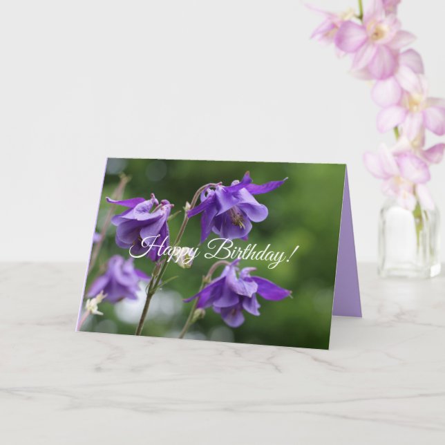 Tarjeta Hermosas flores púrpuras brillantes Aquilegia vulg (Orquídea)