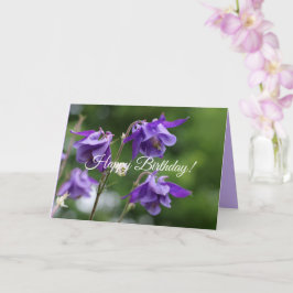 Tarjeta Hermosas flores púrpuras brillantes Aquilegia vulg