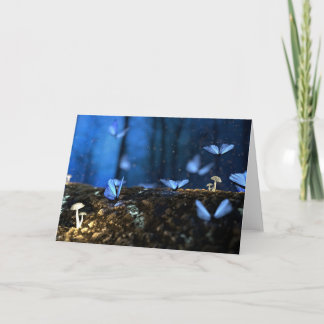 Tarjeta Hermosas mariposas azules en el bosque