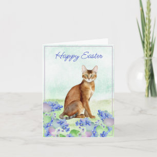 Tarjeta Hermoso gato marrón con huevos de Pascua y flores