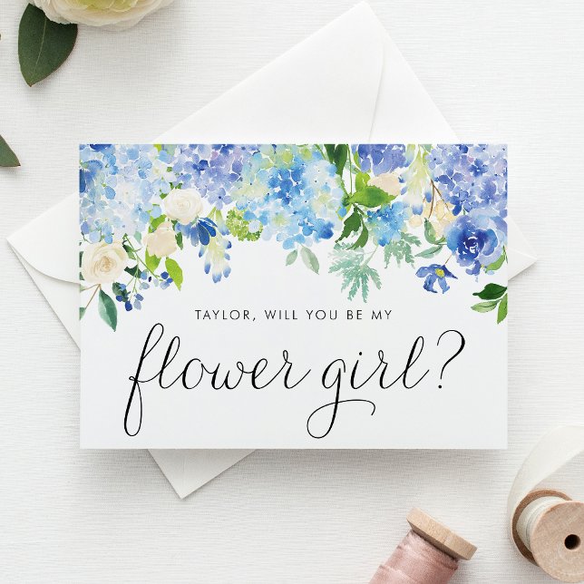 Tarjeta Hidrangea azul y Rosa de marfil niña de flores de  (Blue hydrangea and white rose flower girl card with greenery accents for romantic floral weddings.)