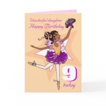 Hija bailarina de pelo oscuro en melocotón púrpura