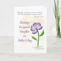 Hija sobre Día de la Madre bendiciendo flores viol