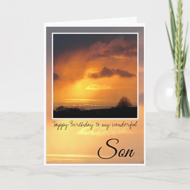 Tarjeta Hijo de cumpleaños, sol brillante detrás de nubes  (Anverso)