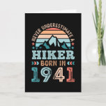 Tarjeta Hiker nacido en 1941 80th Birthday Hiking Retro Gi<br><div class="desc">Nunca subestimes a un Hiker nacido en 1941. Gracioso regalo de cumpleaños retro 80 vintage para un fanático del senderismo de 80 años. Ideal para los hombres y mujeres que aman hacer senderismo en las montañas. Regreso y regalo de los padres.</div>