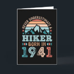 Tarjeta Hiker nacido en 1941 80th Birthday Hiking Retro Gi<br><div class="desc">Nunca subestimes a un Hiker nacido en 1941. Gracioso regalo de cumpleaños retro 80 vintage para un fanático del senderismo de 80 años. Ideal para los hombres y mujeres que aman hacer senderismo en las montañas. Regreso y regalo de los padres.</div>