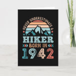 Tarjeta Hiker nacido en 1942 80th Birthday Hiking Retro Gi<br><div class="desc">Nunca subestimes a un Hiker nacido en 1942. Gracioso regalo de cumpleaños retro 80 vintage para un fanático del senderismo de 80 años. Ideal para los hombres y mujeres que aman hacer senderismo en las montañas. Regreso y regalo de los padres.</div>