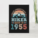 Tarjeta Hiker nacido en 1955 70th Birthday Hiking Retro Gi<br><div class="desc">Nunca subestimes a un Hiker nacido en 1955. Gracioso regalo de cumpleaños 70 retro vintage para un fanático del senderismo de 70 años. Ideal para los hombres y mujeres que aman hacer senderismo en las montañas. Regreso y regalo de los padres.</div>
