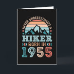 Tarjeta Hiker nacido en 1955 70th Birthday Hiking Retro Gi<br><div class="desc">Nunca subestimes a un Hiker nacido en 1955. Gracioso regalo de cumpleaños 70 retro vintage para un fanático del senderismo de 70 años. Ideal para los hombres y mujeres que aman hacer senderismo en las montañas. Regreso y regalo de los padres.</div>
