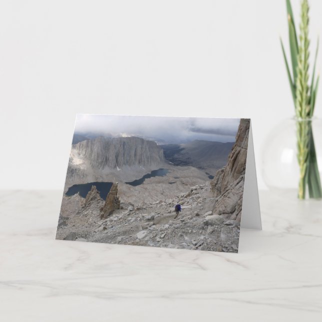 Tarjeta Hiker solitario, gard de saludo en blanco (Anverso)