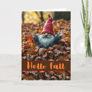 Tarjeta Hola Gnome de Otoño en Montón de Hojas de Otoño