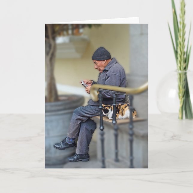 Tarjeta Hombre con su gato - Leyendo el periódico (Anverso)