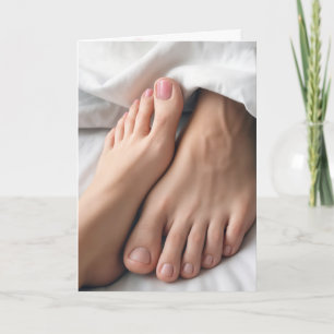 Tarjeta Hombre de aniversario y pie de mujer en una cama