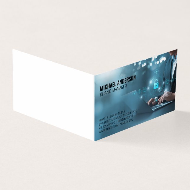 Tarjeta Hombre de negocios en la computadora | Datos (Exterior)