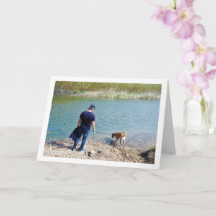 Tarjeta Hombre en el río con perro