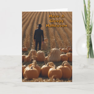 Tarjeta Hombre espeluznante de Halloween en un campo de ma
