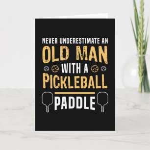 Tarjeta Hombre Mayor con un Regalo de Pala de Pickleball