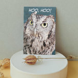 Tarjeta Hooting Screech Owl Funny Birthday<br><div class="desc">A los niños y adultos por igual les encantará esta graciosa tarjeta de cumpleaños que muestra la imagen de una pequeña lechuza gritando y deseando a alguien un feliz cumpleaños en su lengua owlish. Seleccione el tamaño de su tarjeta. Seleccione una tarjeta de estilo mate o brillante.</div>