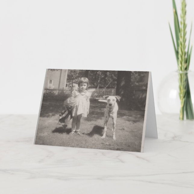 tarjeta horizontal de chica, muñeca y perro (Anverso)