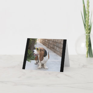 Tarjeta Hound Basset con gafas de sol
