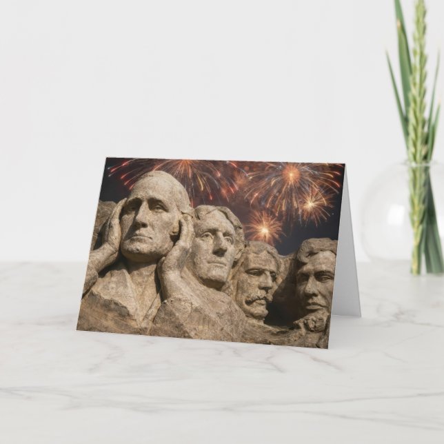Tarjeta Humor de cumpleaños de Mount Rushmore con fuegos a (Anverso)