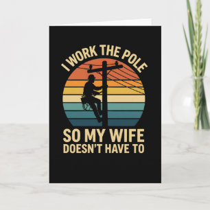Tarjeta Humor de liniero, trabajo con orgullo en el poste 