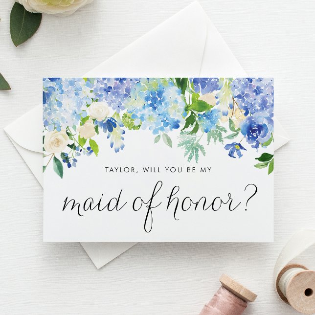 Tarjeta Hydrangea azul y doncella de honor floral rosa bla (Blue hydrangea and white rose maid of honor card with greenery for floral-themed wedding proposals.)